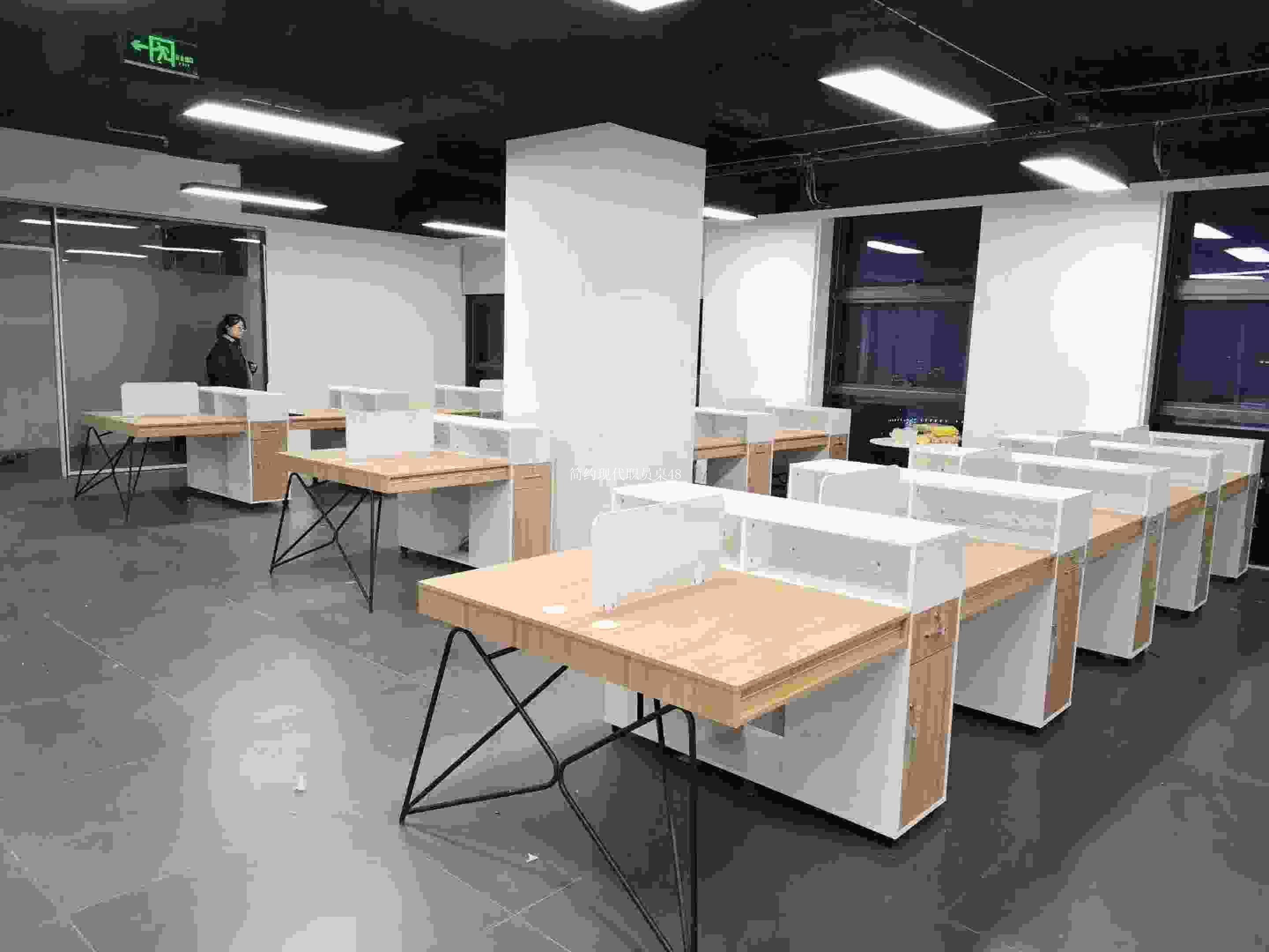 簡約現(xiàn)代職員桌48